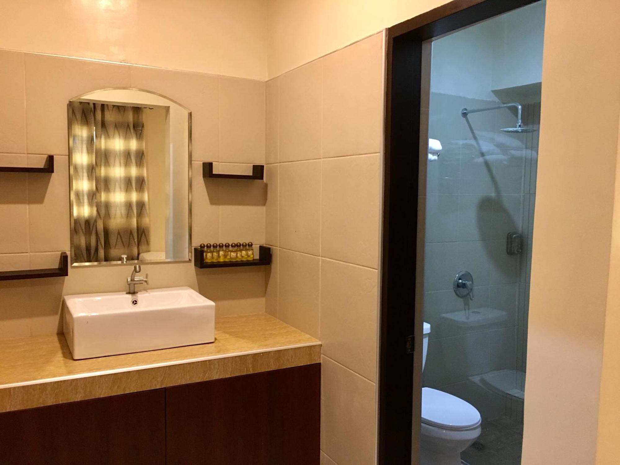 Eon Centennial Resort Hotel & Waterpark Iloílo Habitación foto