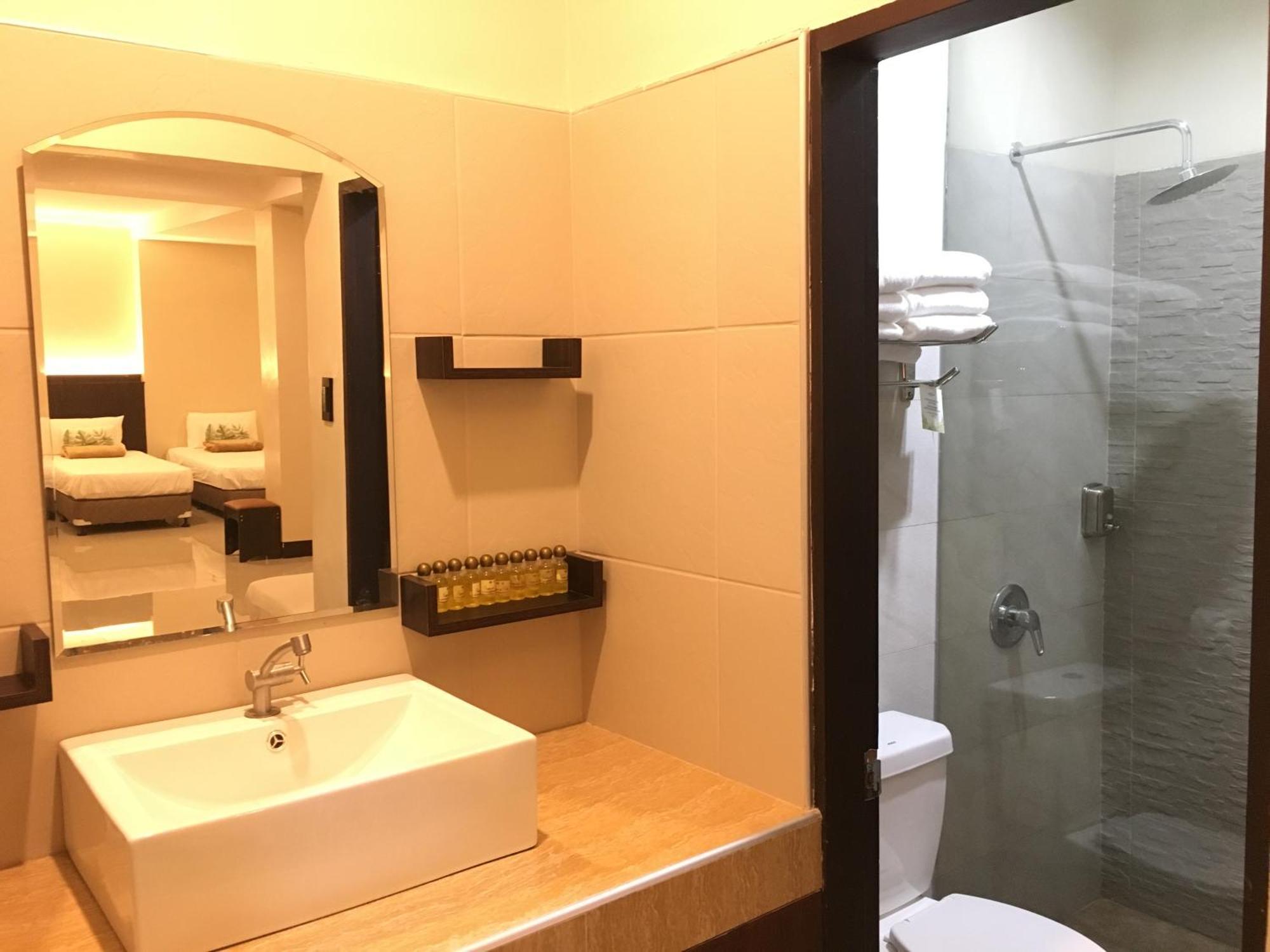 Eon Centennial Resort Hotel & Waterpark Iloílo Habitación foto